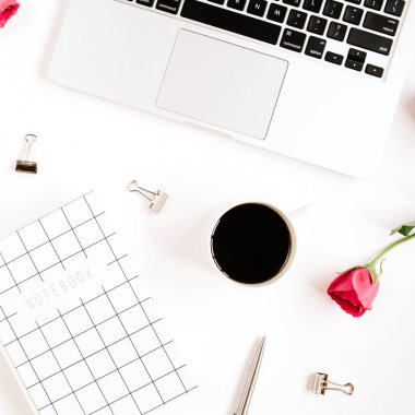 Dizüstü bilgisayar, kırmızı gül çiçekler ile çalışma alanı