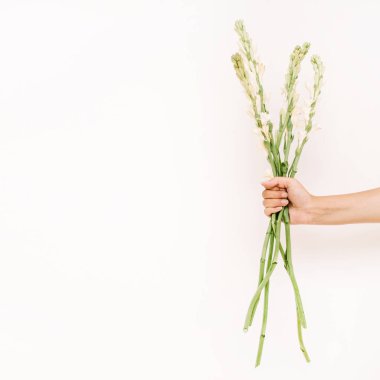 Kızın elini tutarak beyaz çiçekler buket