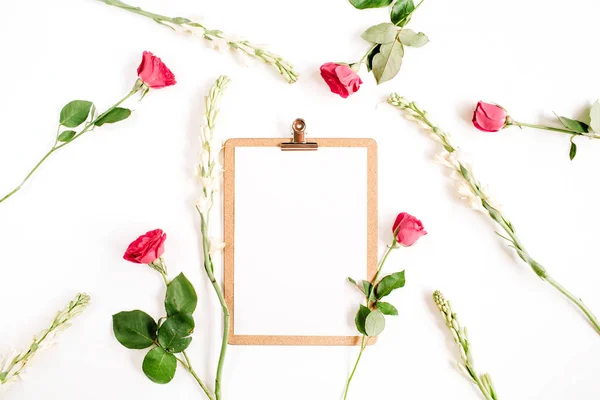 Clipboard, rosas vermelhas e flores brancas — Fotografia de Stock