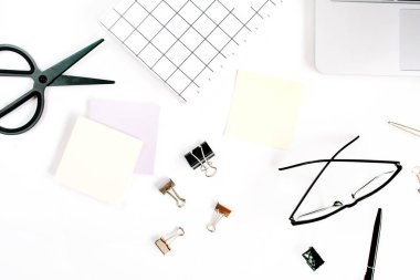 Beyaz ofis Resepsiyon çerçeveyle kağıt boş ve malzemeleri