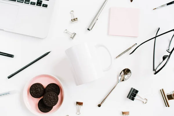 Escritorio de oficina en casa con taza blanca limpia, galletas, computadora portátil —  Fotos de Stock