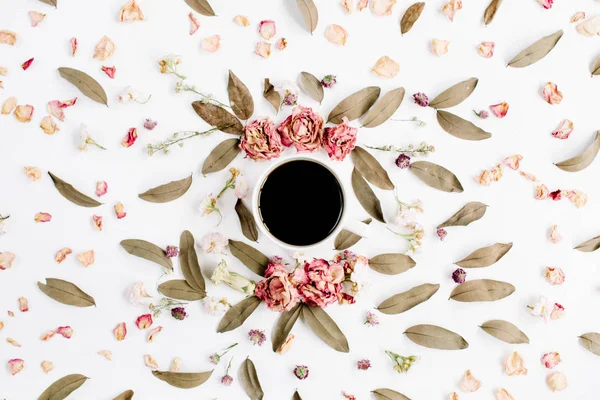 Cornice rotonda modello corona con rose, tazza di caffè — Foto Stock