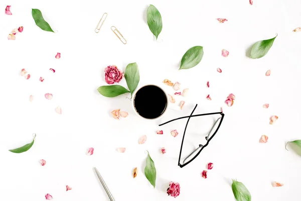 Bocciolo di rosa rossa, occhiali, foglie, caffè — Foto Stock
