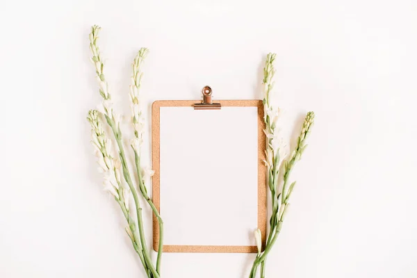 Csipeszes írótábla és fehér virágok — Stock Fotó