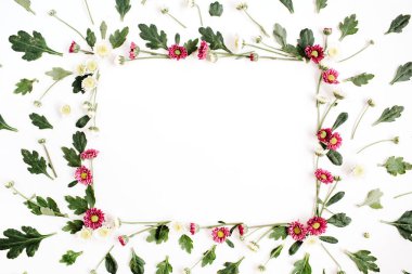 Kırmızı ve beyaz kır çiçekleri ile çerçeve çelenk