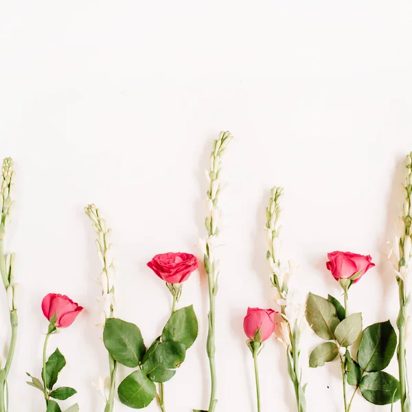 Rosa Rosen und weiße Blumen — Stockfoto