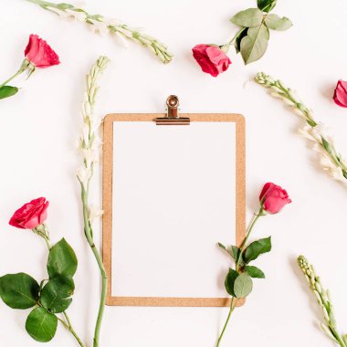 Kırmızı güller ve beyaz çiçekler