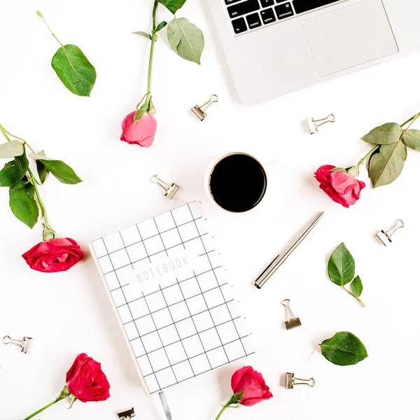 Munkaterület-laptop, piros rózsa virágok, kávéscsésze, — Stock Fotó