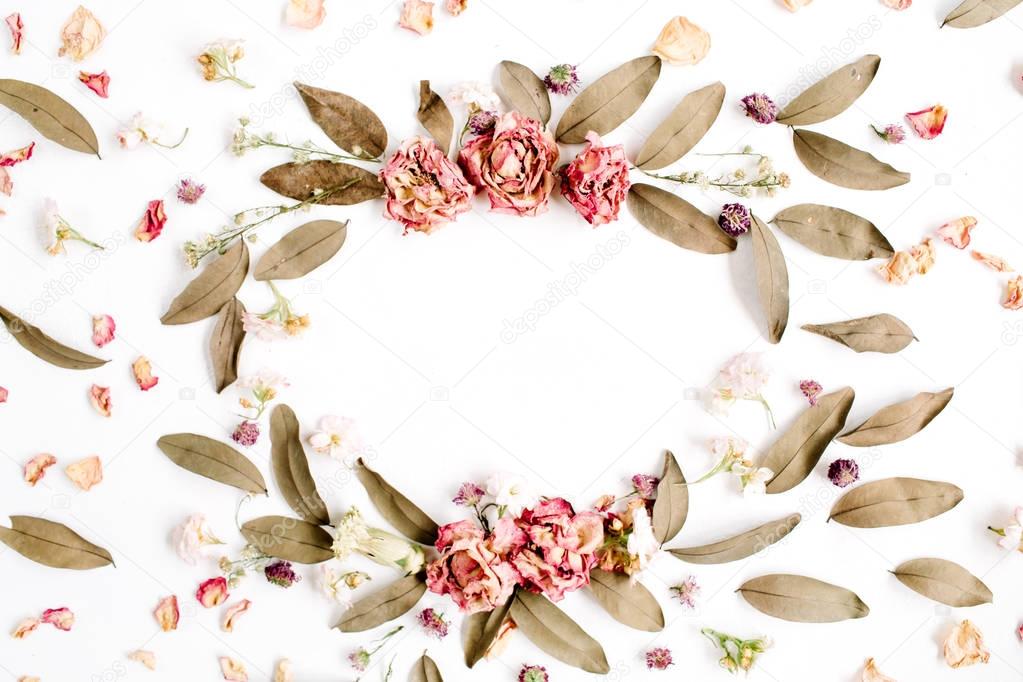 Round frame wreath pattern with roses, pink flower buds