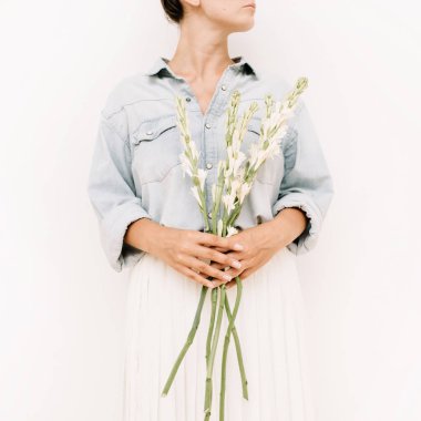 genç kadın holding beyaz çiçekler