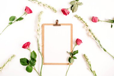 Kırmızı güller ve beyaz çiçekler