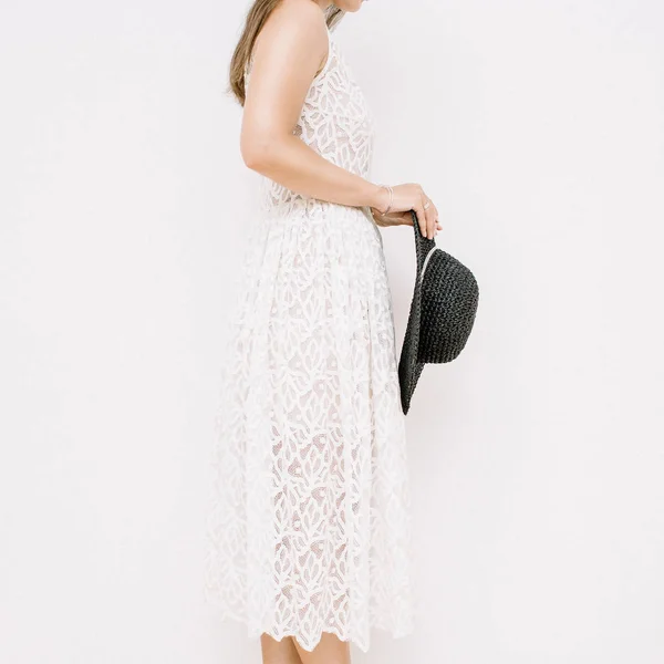 Kobieta w białej sukni gospodarstwa kapelusz — Zdjęcie stockowe
