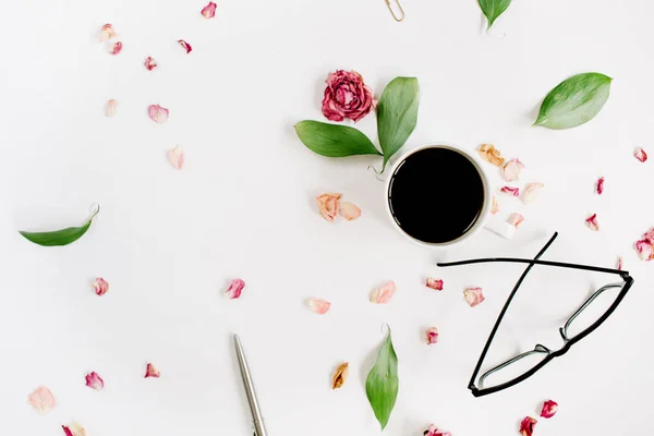 Bud, gözlük, yaprakları, kahve beyaz zemin üzerine kırmızı gül — Stok fotoğraf