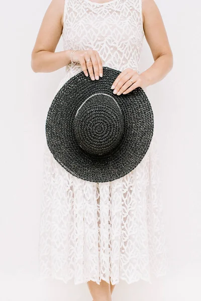 Kobieta w białej sukni gospodarstwa kapelusz — Zdjęcie stockowe