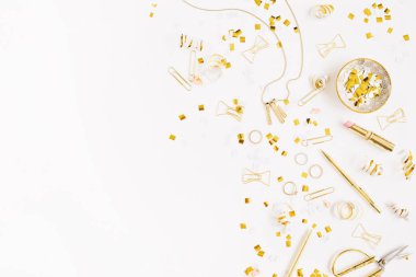 Altın tarzı kadınsı aksesuarları