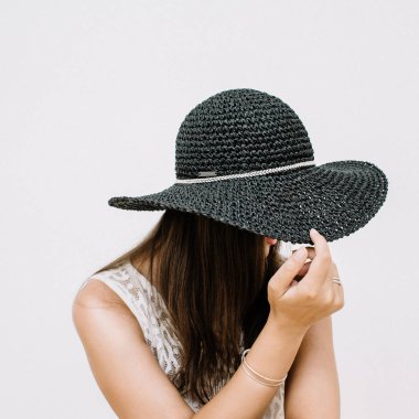 Şapkalı genç kadın.