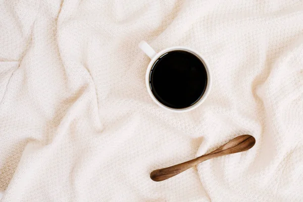 Ранкова чашка кави з дерев'яною ложкою — стокове фото