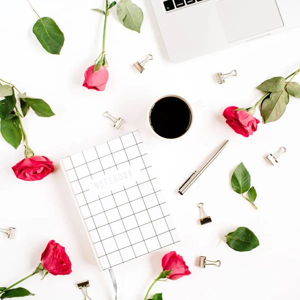 Pracovní prostor s notebookem, květy červené růže, šálek kávy, — Stock fotografie
