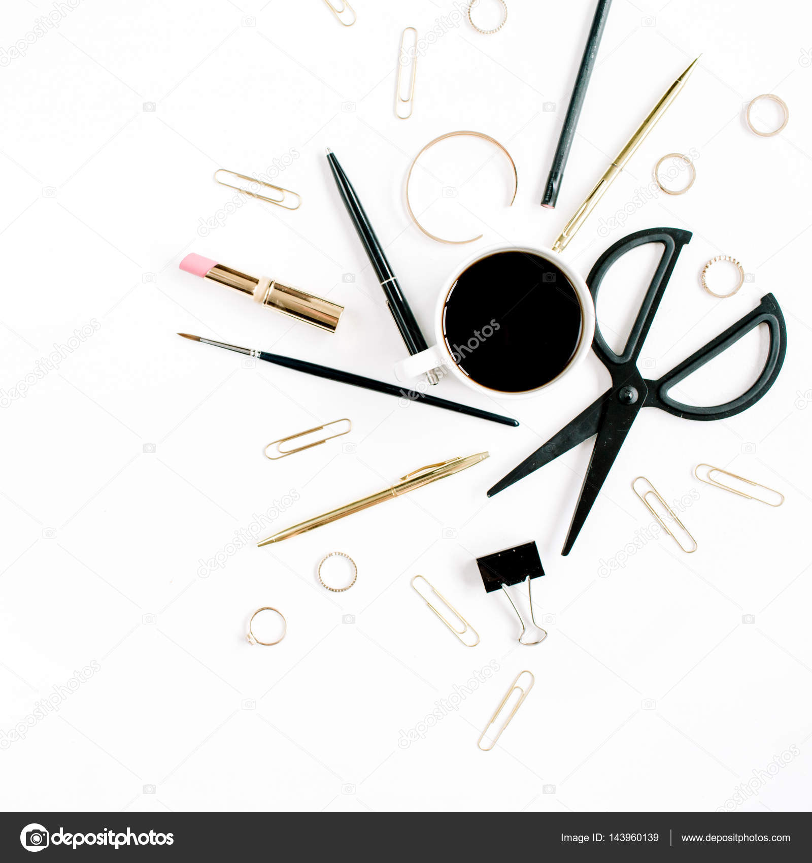 Home-Office-Arbeitsplatz mit Kaffeetasse, Schere, clips — Stockfoto ... Home-Office-Arbeitsplatz mit Kaffeetasse, Schere, clips — Stockfoto ...