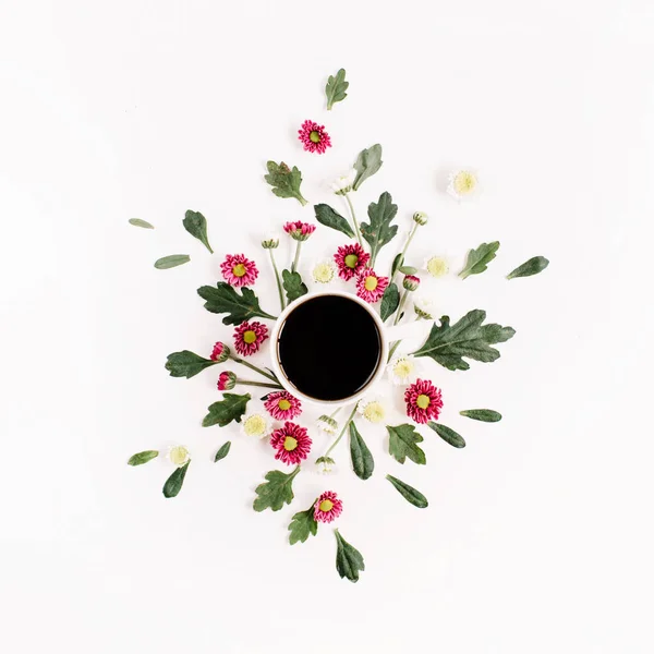 Tazza di caffè e fiori selvatici composizione — Foto Stock