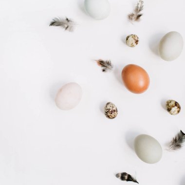 Beyaz ve kahverengi Paskalya yumurtaları