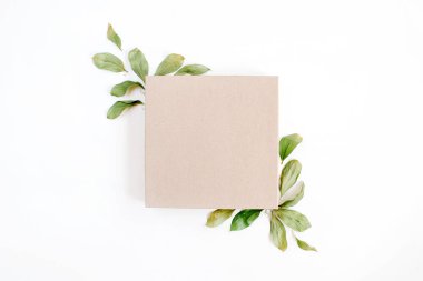 Zanaat hediye kutusu ve çiçek kompozisyon