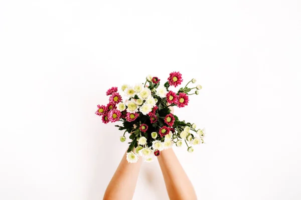 Vilda blommor bukett i flickans händer — Stockfoto