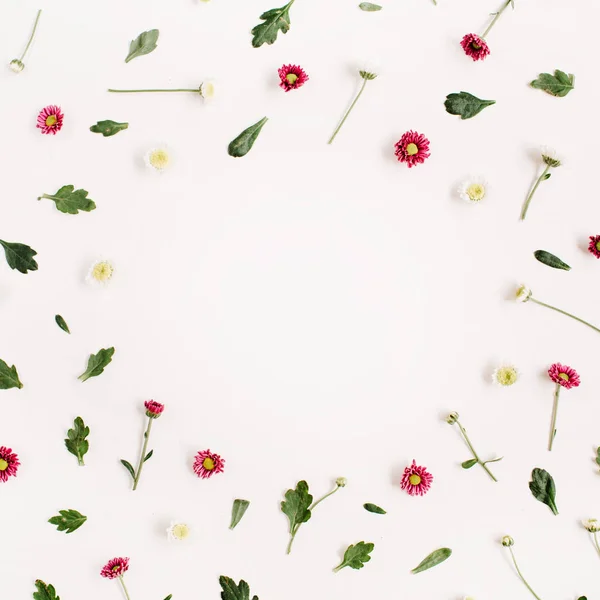 Венок с красными и белыми полевыми цветами — стоковое фото