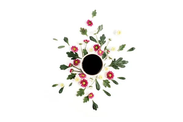 Copo de café e composição de flores silvestres — Fotografia de Stock