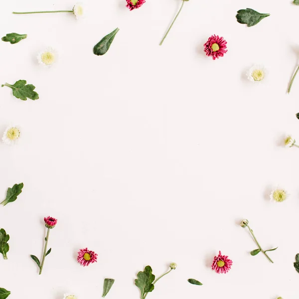 Vörös és fehér vadvirágok keret koszorú — Stock Fotó