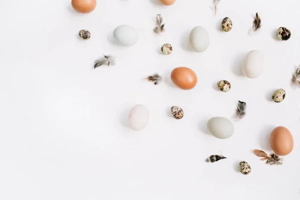 Ovos de Páscoa brancos e castanhos — Fotografia de Stock