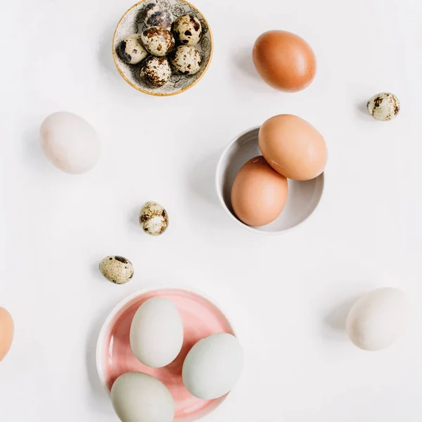 Ovos de Páscoa brancos e castanhos — Fotografia de Stock