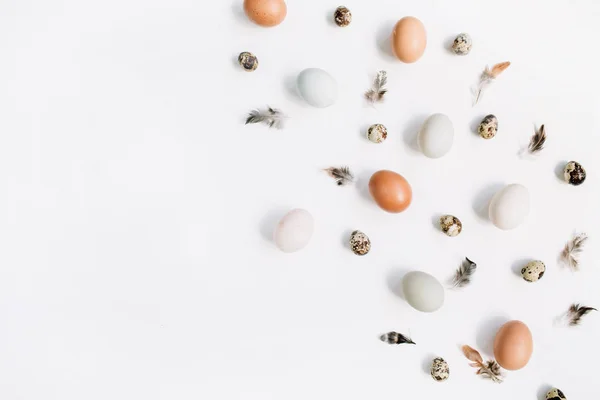 Vita och bruna ägg i påsk — Stockfoto