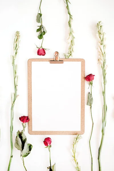 Rosas rojas y marco de flores blancas con portapapeles —  Fotos de Stock