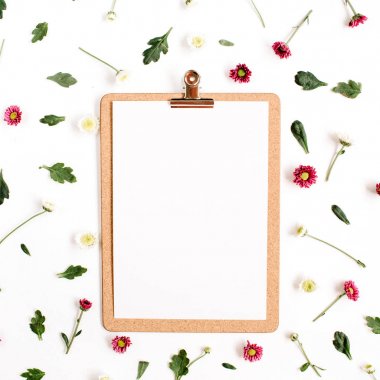 Pano kadar sahte ve kır çiçeği deseni