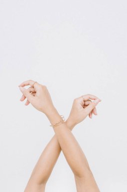 Yüzük ve bilezik ile kadın el