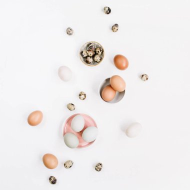 Beyaz ve kahverengi Paskalya yumurtaları