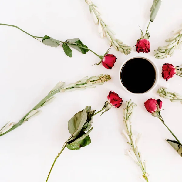 Красные розы и белые цветы рамка с кофе кружку — стоковое фото