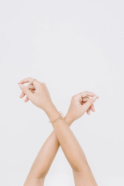 Nő kezet gyűrű és karkötő — Stock Fotó