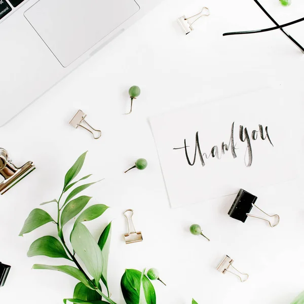 Escritório branco espaço de trabalho de mesa — Fotografia de Stock