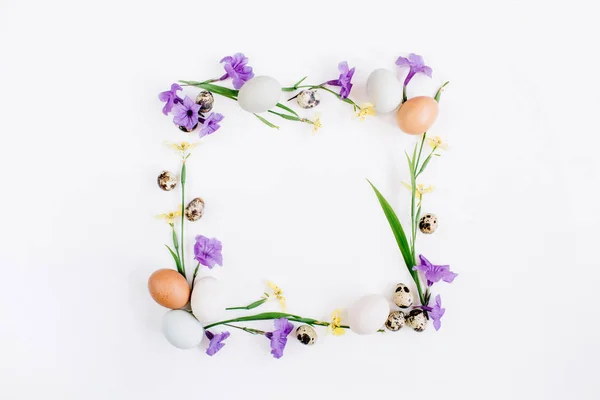 Pisanki, jajka przepiórcze, żółte i fioletowe kwiaty — Zdjęcie stockowe