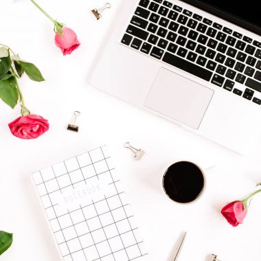 Dizüstü bilgisayar, kırmızı gül çiçekler, kahve fincanı, defter ile çalışma alanı
