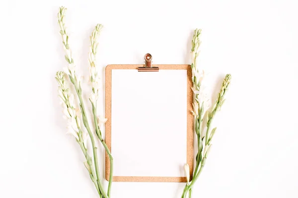 Clipboard and white flowers. — Stock Photo, Image