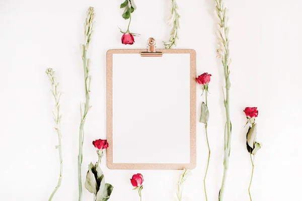 Rote Rosen und weiße Blumen mit Klemmbrett — Stockfoto