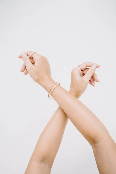 Frauenhände mit Ring und Armbändern — Stockfoto