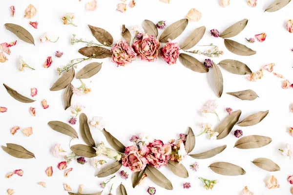 Motivo a corona con rose, boccioli di fiori rosa, rami e foglie secche — Foto Stock