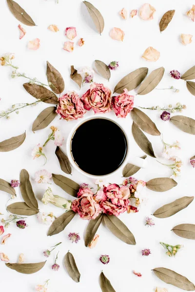 Cornice rotonda modello corona con rose, tazza di caffè, boccioli di fiori rosa — Foto Stock