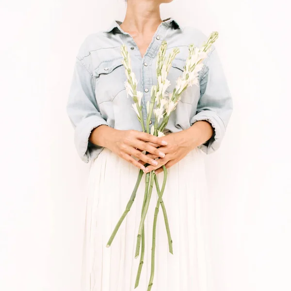 Kobieta trzyma Bukiet białych kwiatów — Zdjęcie stockowe