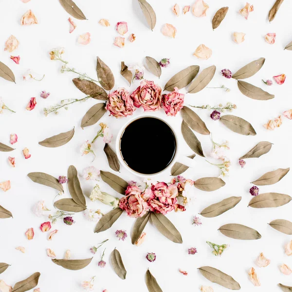 Rundes Kranzmuster mit Rosen, Kaffeetasse, rosa Blütenknospen — Stockfoto