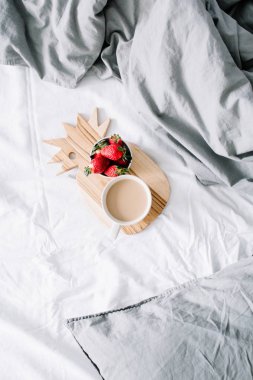  Kahve kupa ve çilek 